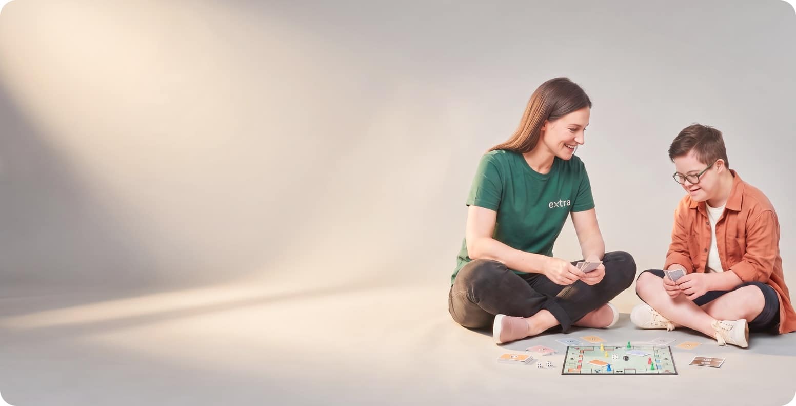 Een assistente en een jongen spelen samen een gezelschapsspel